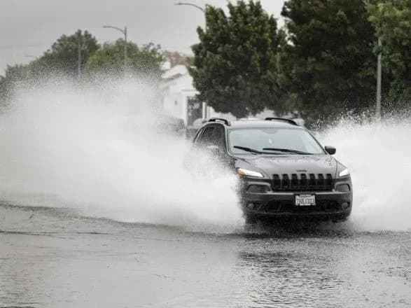 Шторм у Каліфорнії: двоє загиблих та сотні тисяч будинків без світла