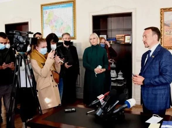 Голову Закарпатської облради звільнили під час сесії – він звернувся до правоохоронців