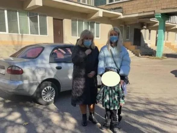 Била 4-річного сина у прямому ефірі Instagram: на жінку склали протокол