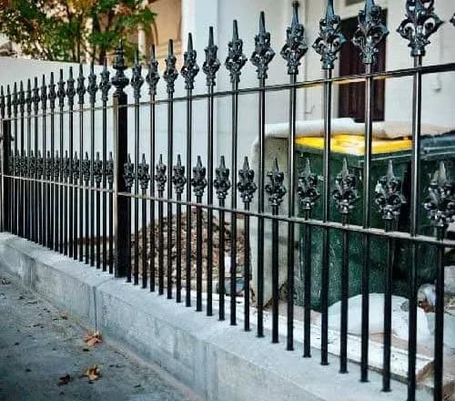 Шматок заліза застряг у животі: під Одесою дитина напоролася на гострий паркан