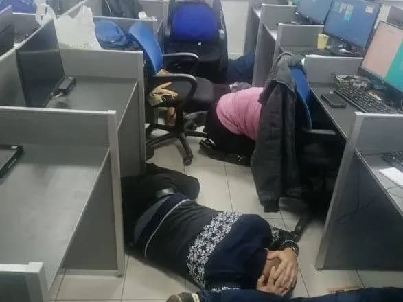 Полиция провела задержания в колл-центре, действовавшем от имени коллекторов: их подозревают в угрозах целой школе