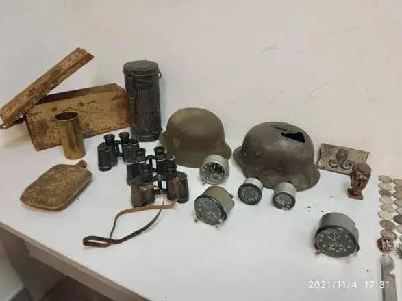 Голова Гитлера, часы люфтваффе и бусы с черепами: из Украины пытались вывезти более 100 предметов времен Третьего рейха