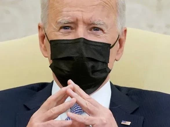 У США робітників компаній зобов'язали вакцинуватись або щотижня здавати тест