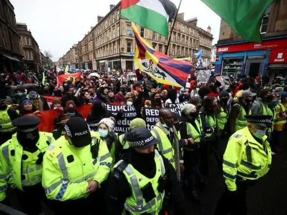 Тысячи эко-активистов в Глазго вышли на митинги на фоне климатического саммита COP26