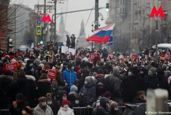 Росія: підлітку, який закидав сніжками авто ФСБ, загрожує сім років колонії