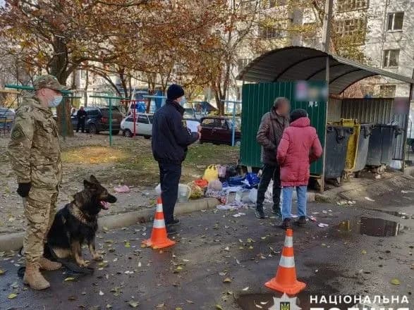 У Мелітополі знайшли труп новонародженого хлопчика у сміттєвому баку