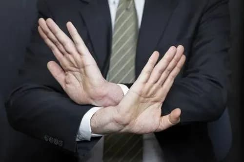 Завтра в Україні почнуть відсторонювати від роботи невакцинованих чиновників та вчителів