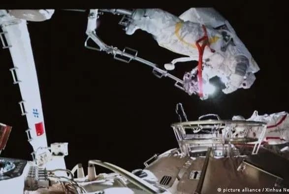 Перша китаянка вийшла у відкритий космос