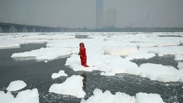 Не встигли оговтатись від смогу: отруйна піна покрила священну річку в Індії