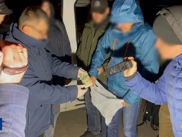 Вимагав хабар у 20 тисяч доларів: на "гарячому" спіймали суддю з Чернігівщини
