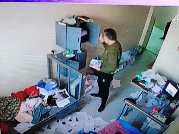 Опубліковано кадри переведення Саакашвілі до іншої в'язниці. Омбудсмен каже, що експрезидента запевнили про переведення до громадянської клініки