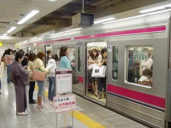 У Японії машиніст метро вимагає у суді 19 тисяч доларів за те, що йому не доплатили 49 центів на роботі