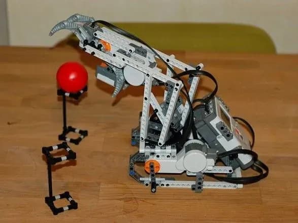 Науковці розробили механічну кисть для переміщення предметів