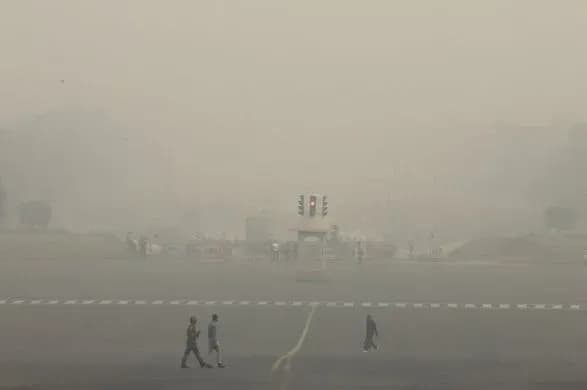 У Нью-Делі закриють школи. Замість повітря люди дихають смогом