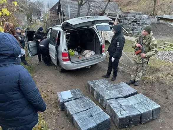 На Закарпатті водій "євробляхи" втік, залишивши автомобіль набитий тютюновим контрафактом