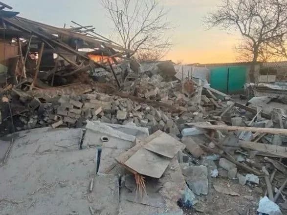 Селище на Донбасі обстріляли бойовики, під завалами опинилися люди