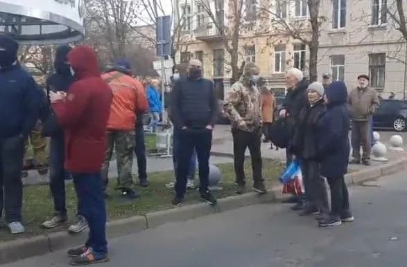 Суд в отношении лидера "активакцинаторов" Стахива: под зданием собрались люди, которые против вакцинации