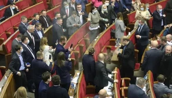 Рада з другої спроби достроково закрила позачергове засідання через задимлення пульту для голосування