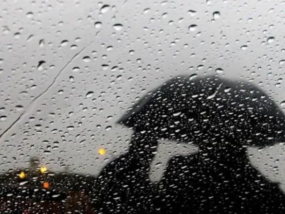Невеликий дощ, а подекуди з мокрим снігом: синоптики дали прогноз на сьогодні