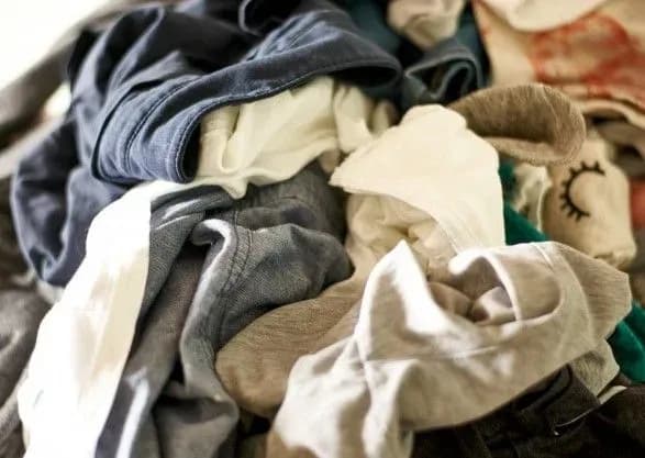 В Китае женщина задохнулась под кучей одежды, что упала на нее во время сна