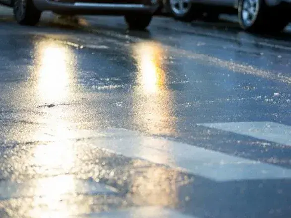 "Подбайте вже зараз, як ввечері повертатитися додому": водіїв у Києві та по країні попередили про сніг та ожеледицю