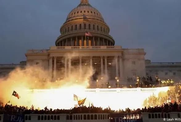 США: ексрадник Трампа отримав повістку до суду у справі про штурм Капітолію