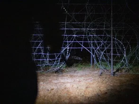 Кидали каміння та шумові гранати: мігранти знову штурмували кордон Польщі та Білорусі