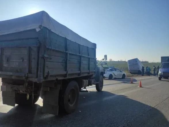 На Харківщині автобус з 13 пасажирами з'їхав у кювет: є постраждалі