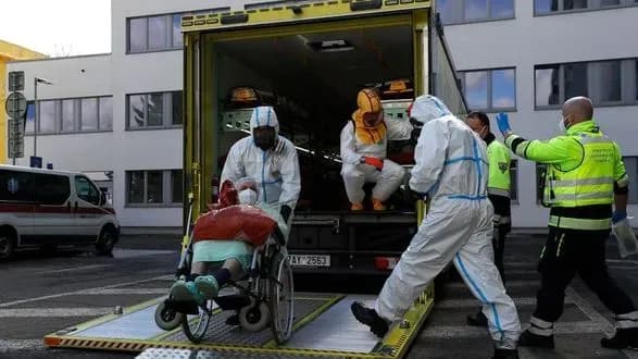 Чехія запровадить режим НС через коронавірус. Хворий на COVID-19 президент Земан покине госпіталь в суботу