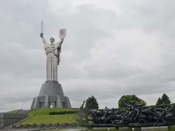 Прибрати груди та додати крила: кияни пропонують перетворити “Батьківщину-Матір” на архистратига Михаїла