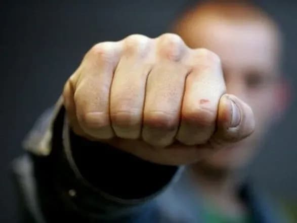 Кулаком в обличчя: на Донеччині помічник нардепа побив місцевого депутата