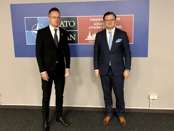 Кулеба у Ризі зустрівся з міністром закордонних справ Угорщини Сійярто