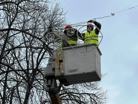 Центр Одессы украшают к Новому году