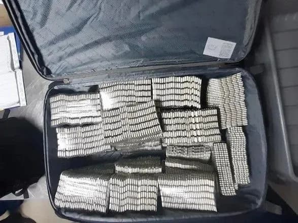 У "Борисполі" у громадянина Кувейту виявили валізу наркотиків