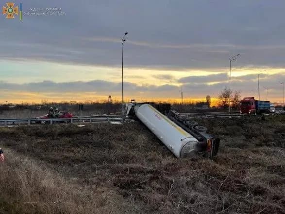 Під Вінницею знову аварія з аміаком: перекинулася автоцистерна