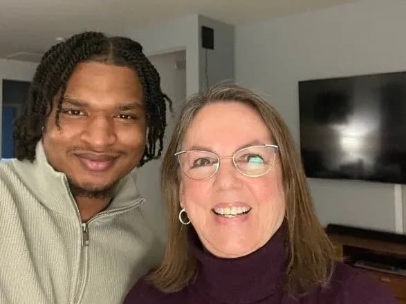 Жінка випадково запросила на святкування Дня подяки незнайомця, тепер Netflix екранізує їхню історію