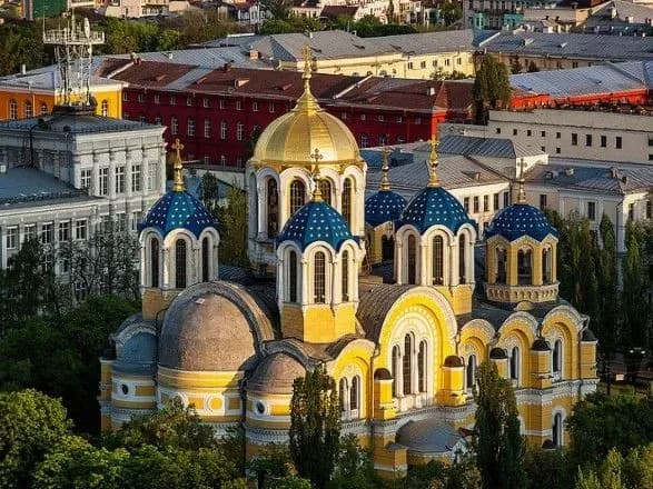 В ПЦУ развеяли миф о запрете женщинам заходить в храм во время менструации