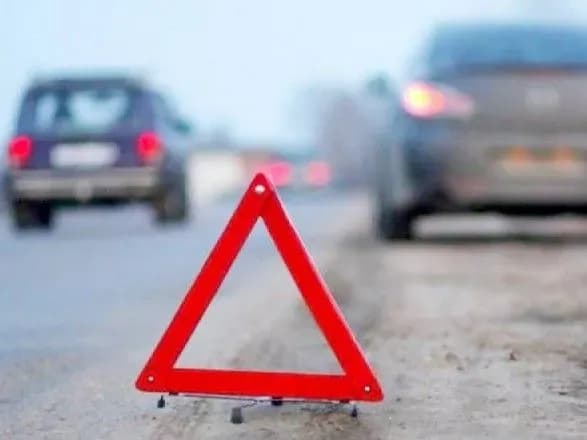 На Івано-Франківщині поїзд збив легковий автомобіль, внаслідок ДТП загинули двоє людей