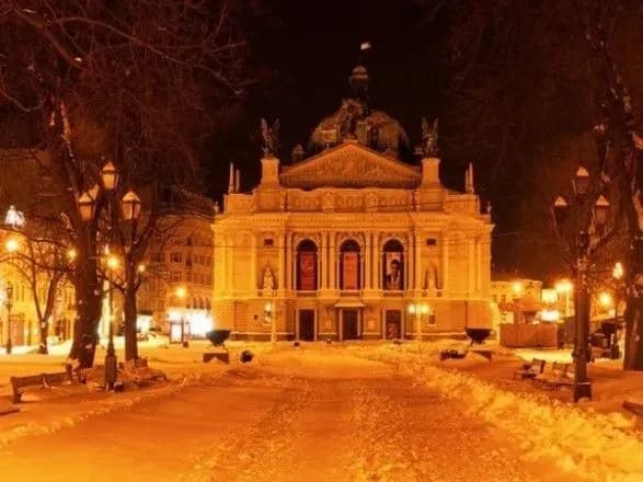 До Львова доставили головну ялинку міста