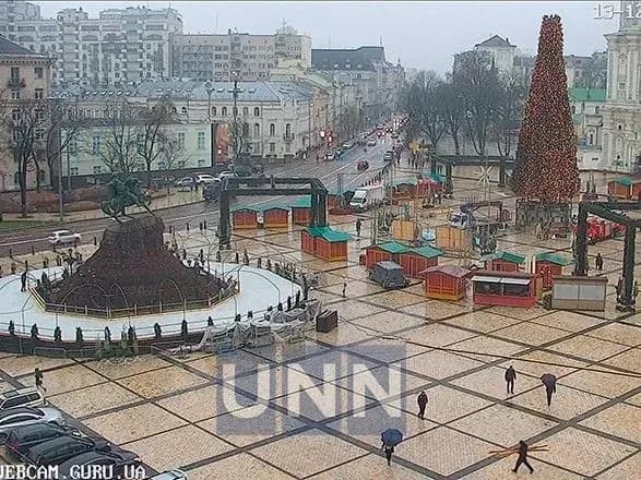 Сьогодні завершать прикрашання головної ялинки країни