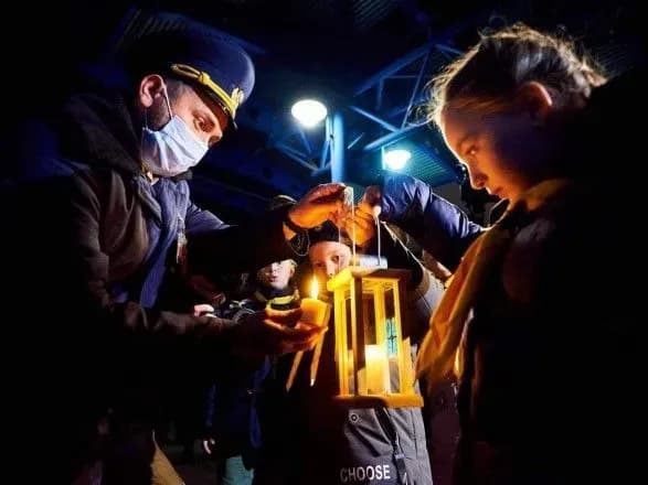 До Києва прибув Вифлеємський вогонь миру, вперше регіонами його розвезе “Укрзалізниця”