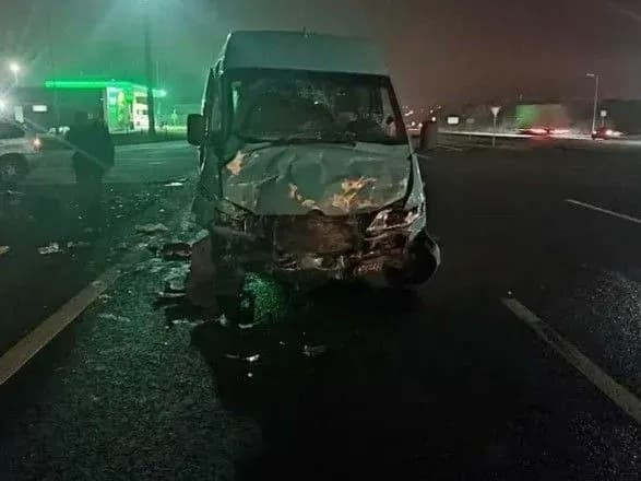 У Дніпрі маршрутка не розминулася із легковиком, шестеро людей постраждали