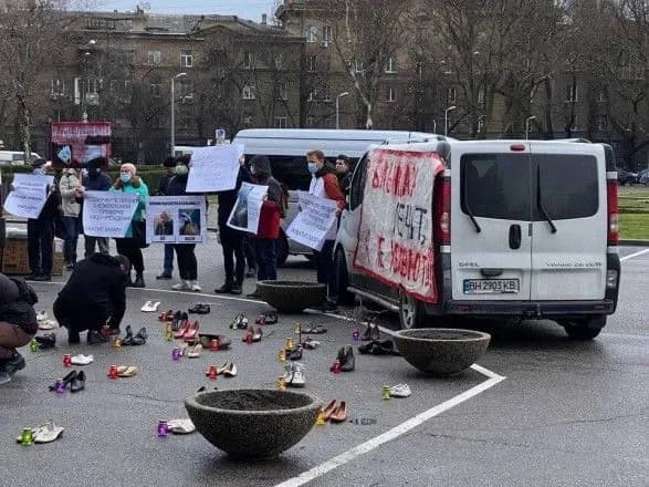 Взуття померлих від коронавірусу одеситів принесли до будівлі Одеської ОДА