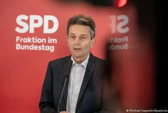 Голова найбільшої урядової фракції Німеччини закликав до переговорів з РФ щодо України