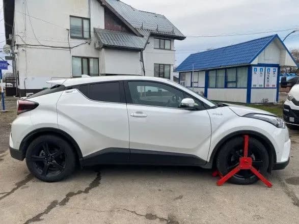 Спрацювала база Інтерполу: росіянка намагалась в'їхати в Україну на краденому кросовері Toyota C-HR