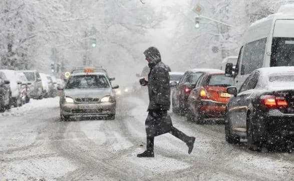 На тлі негоди ціни на таксі у Києві сягнули близько 900 гривень