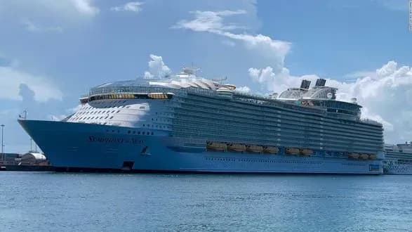 Майже 50 вакцинованих пасажирів круїзного лайнера Royal Caribbean заразилися коронавірусом в США