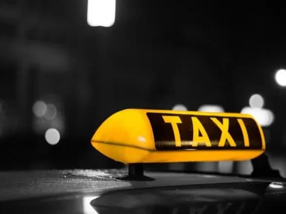 Пасажир накинувся на таксиста з ножем: стікаючи кров'ю, чоловік зумів випхати нападника з авто