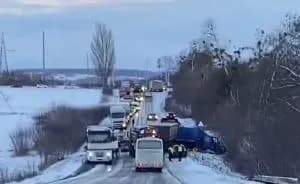 Поблизу Рівного через ожеледицю зіткнулися 8 автомобілів