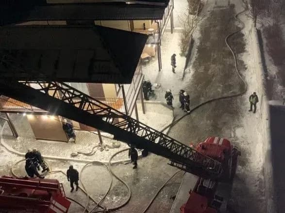 У лікарні помер чоловік, який вистрибнув з палаючого готелю під Вінницею